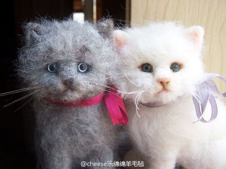 #cheese乐绵绵# #羊毛毡#Sue has made these little fuzzy kittens...&amp;quot;Puff and Sugar&amp;quot;, so cute, right?@中国创意市集 @袁岳 @姚晨 @轶幻轶真 @一条喜欢猫咪的金金鱼 @小憨创意dream @创意画报社