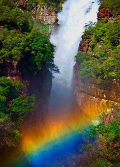 彩虹瀑 位于江西井冈山五指峰左侧，每当夏季上午8点到11点，阳光照射瀑布上，便出现七色彩虹，五彩斑斓 ，瑰丽鲜艳；当有人沿着石阶往上走的是和，彩虹叠现在瀑布上首，往下走时，彩虹又叠现在瀑布下首，正是：赤橙…