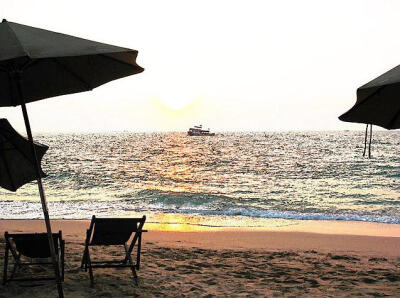 那库阿海滩 Naklua Beach 在芭堤雅二号路的最北面，也就是芭堤雅湾的尽头，那里也就名为那库阿的开端，那库阿海滩比芭堤雅海滩小，没有像它被开发的那么完全，所以海里仍然会看到鱼，所以游泳的时候真的很舒服。这里…