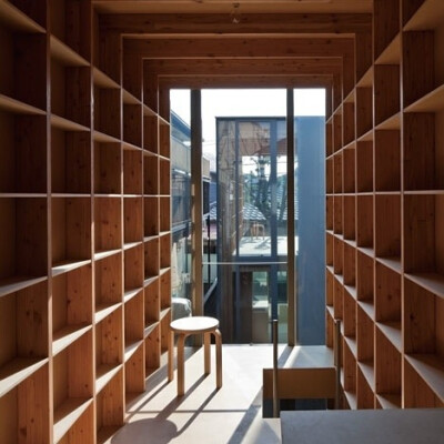 Mount Fuji Architects：分成两半的住宅