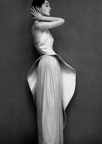 Dovima 1950 Wearing an evening gown by Madame Grès, photo by Richard Avedon.