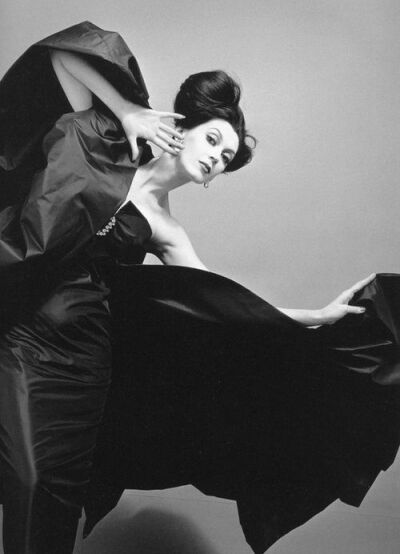 Dovima in a dress by Veneziani, New York, August 1958. Photo by Richard Avedon.