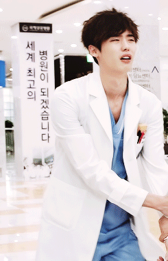 #Doctor异乡人##李钟硕# 朴小勋的个人撒娇模式:-D不达目的善不罢休 死赖着也要让主人妥协