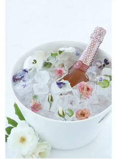 把鲜花冻在冰块里。Party 时用来镇酒，相当浪漫又实用。试试么？.....