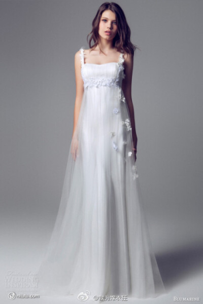 Blumarine 2014婚纱型录，系列总体还是以白色为主体，运用了大量的蕾丝、雪纺设计，剪裁大方简约又高贵得体，许多细节处理都尽善尽美。