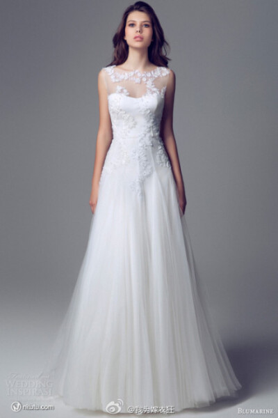 Blumarine 2014婚纱型录，系列总体还是以白色为主体，运用了大量的蕾丝、雪纺设计，剪裁大方简约又高贵得体，许多细节处理都尽善尽美。