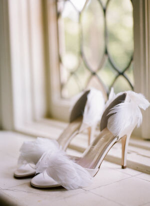 #白色婚鞋# #羽毛婚鞋#Feathered Bridal Shoes | photography by http://www.erinheartscourt.com/。曦 @晨曦小径