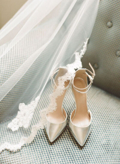 #银色婚鞋# J Crew wedding shoes | www.carolineyoonphotography.com。曦 @晨曦小径