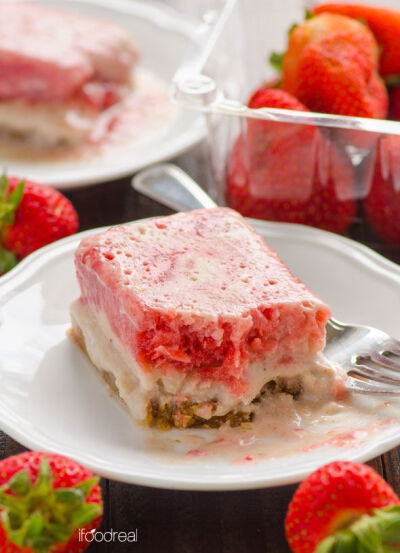 Light Strawberry Shortcake Ice Cream Bars -- Vegan frozen dessert loaded with fresh fruit and cookie dough crust. Pure healthy summer treat awesomeness!