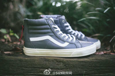 滑板品牌 Vans 旗下支线 Vans California 日前为招牌型号 Sk8-Hi Zip CA 推出了三款全新配色。今天小编单独要为大家带来的是其中一款灰色版本的实物赏析。@Vanschina 详见：http://t.cn/RvKD3tK