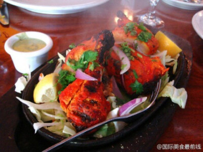 【印度美食】唐杜鸡（Tandoori Chicken）在印度，不同地区的饮食文化差异极大，在北方，菜肴普遍肉多、咖喱浓且配以美味的面包。而南方则更偏向素食，还喜欢用重重的香料。这道菜所用的鸡肉由tandoori masala调味、…