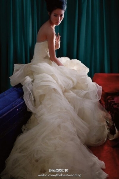 女人会记得让她笑的男人，男人会记得让他哭的女人，可是女人总是留在让她哭的男人身边，男人却留在让他笑的女人身边。