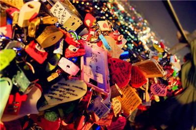 #“锁”住爱情的地方# 韩国首尔广场 韩国首尔广场悬挂的数千爱情锁，从2005年这里便开始挂起爱情锁，现在已成为知名景点了，也是外国人经常去的地方。这里也是浪漫韩剧的必选拍摄地。