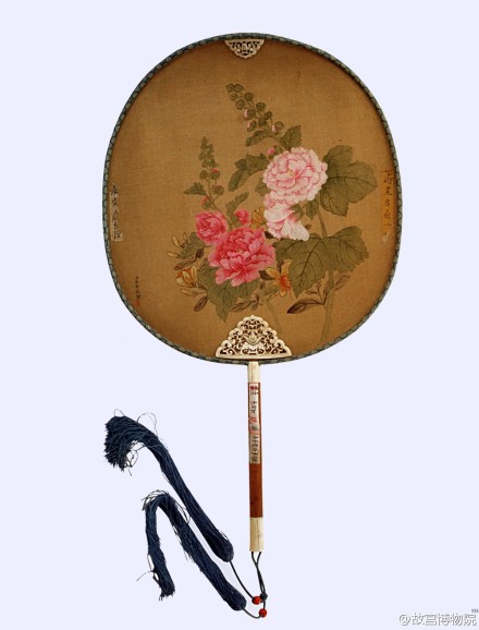 #夏日话清凉#团扇，多为圆形，形状如满月，故有此名。又根据扇面的质地，有“纨扇”、“罗扇”、“绢扇”等别称。团扇自出现伊始历代沿用不衰，是中国最为传统的用扇形式。小伙伴们知道吗？团扇并不为女子所专用，在一些绘画作品如宋佚名《十八学士图》、宋赵佶《听琴图》中，描绘有男子用团扇的画面。