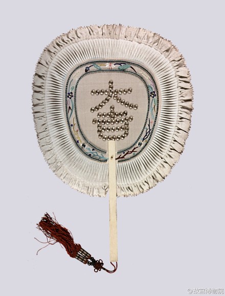 #夏日话清凉#团扇，多为圆形，形状如满月，故有此名。又根据扇面的质地，有“纨扇”、“罗扇”、“绢扇”等别称。团扇自出现伊始历代沿用不衰，是中国最为传统的用扇形式。小伙伴们知道吗？团扇并不为女子所专用，在一些绘画作品如宋佚名《十八学士图》、宋赵佶《听琴图》中，描绘有男子用团扇的画面。