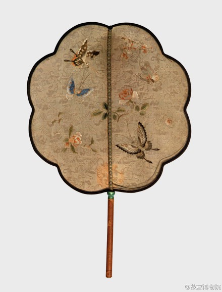 #夏日话清凉#团扇，多为圆形，形状如满月，故有此名。又根据扇面的质地，有“纨扇”、“罗扇”、“绢扇”等别称。团扇自出现伊始历代沿用不衰，是中国最为传统的用扇形式。小伙伴们知道吗？团扇并不为女子所专用，在一些绘画作品如宋佚名《十八学士图》、宋赵佶《听琴图》中，描绘有男子用团扇的画面。