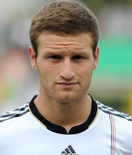 穆斯塔菲（德国） 英文名:Shkodran Mustafi 生日:1992-4-17 身高:1.84 体重:82 位置:后卫 比赛信息 国家队出场次数/进球数：1次/0进球 曾效力俱乐部：汉堡、埃弗顿 本赛季俱乐部出场数：出场35次/1进球