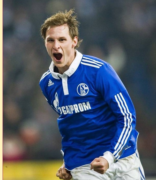 赫韦德斯（德国） 英文名:Benedikt Howedes 生日:1988-2-29 身高:1.87 体重:80 位置:后卫 比赛信息 国家队出场次数/进球数：19次/1进球 曾效力俱乐部：沙尔克 本赛季俱乐部出场数：出场32次/2进球