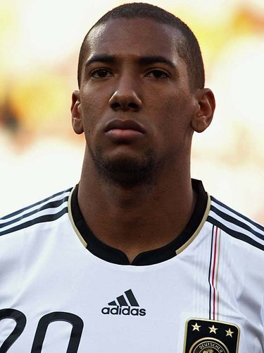 简介 博阿滕（德国） 英文名:Jerome Boateng 生日:1988-9-3 身高:1.92 体重:90 位置:后卫 比赛信息 国家队出场次数/进球数：37次/0进球 曾效力俱乐部：曼城 本赛季俱乐部出场数：出场39次/1进球