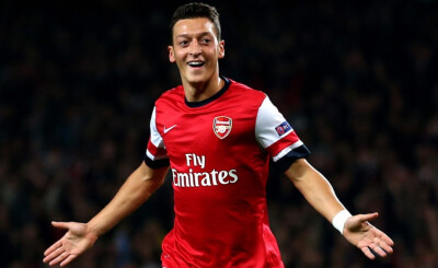 厄齐尔（德国） 英文名:Mesut Ozil 生日:1988-10-15 身高:1.8 体重:76 位置:中场 比赛信息 国家队出场次数/进球数：53次/17进球 曾效力俱乐部：皇马、不莱梅 本赛季俱乐部出场数：出场42次/7进球