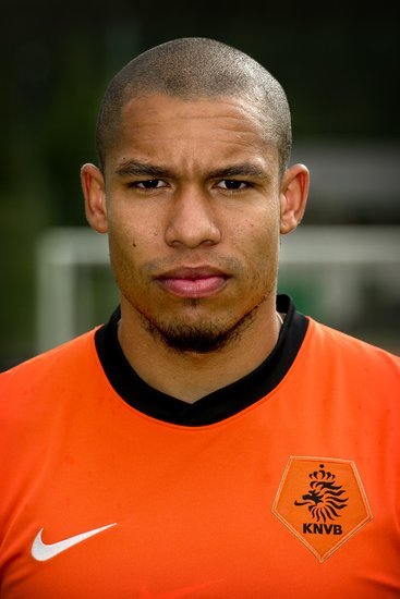 德容（荷兰） 英文名:Nigel De Jong 生日:1984-11-30 身高:1.74 体重:72 位置:中场 比赛信息 国家队出场次数/进球数：69次/1进球 曾效力俱乐部：阿贾克斯、汉堡、曼城 本赛季俱乐部出场数：出场44次/2进球