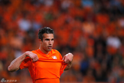 范佩西（荷兰） 英文名:Robin Van Persie 生日:1983-8-6 身高:1.84 体重:71 位置:前锋 比赛信息 国家队出场次数/进球数：82次/43进球 曾效力俱乐部：费耶诺德、阿森纳 本赛季俱乐部出场数：出场28次/18进球