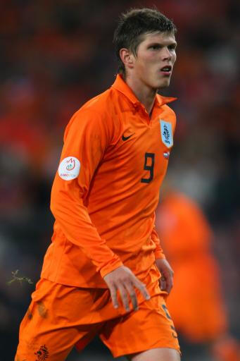 简介 亨特拉尔（荷兰） 英文名:Klaas-Jan Huntelaar 生日:1983-8-12 身高:1.87 体重:78 位置:前锋 比赛信息 国家队出场次数/进球数：60次/34进球 曾效力俱乐部：埃因霍温、海伦芬、阿贾克斯、皇马、AC米兰 本赛季俱乐部出场数：出场21次/14进球