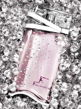 费拉格慕 水晶之恋，Salvadore Ferragamo 于2007年在著名调香师Olivier Polge的配合下推出了F for Fascinating香水，这款花香柏香型香水用现代的手法突出的展现了广藿香这种传统香料的特质。今年，这款香水的一款全…