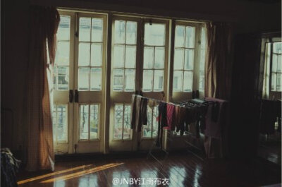 【 JNBY x 鲤newriting 】#where're we living# [一个人住的第十年] @sude “八年来，房子重新装修过，换了新的家具。家里来过不一样的朋友，不一样的恋人，唯一没变的是那只圆滚滚的猫咪coco... ”（文/蘑菇 图/汤…