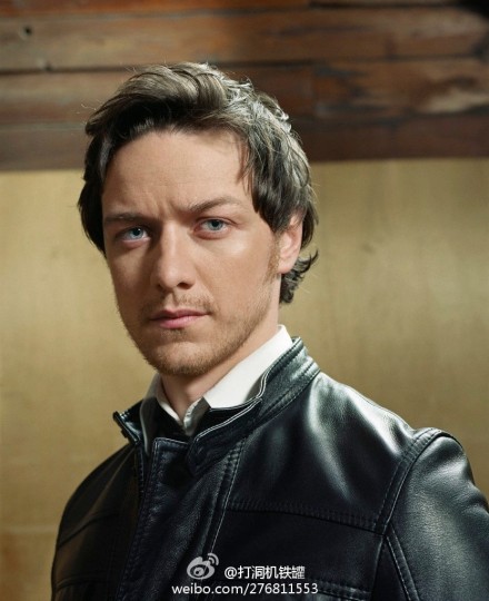 #100 days of James McAvoy# 68/100 皮衣小西装 机械房内各种小坐姿~外加皮衣和手指枪！ 高清大图打包下载：http://t.cn/RvCsurB