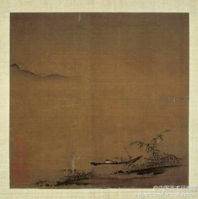 宋 马远（传）《荻岸停舟图》 】斗方，绢本设色，23.8×24.1cm，美国波士顿美术馆藏。 画一叶扁舟，船旁以墨笔寥寥数笔勾出水岸和芦苇，四周都是空白，是空疏寂静，还是萧条淡泊，真令人思之不尽。这种诗—般耐人寻味…