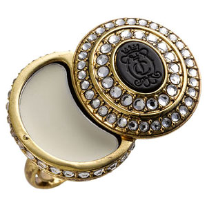 另外推出的一款固体香膏装在了一个金色的鸡尾酒指环当中，这个指环来自Juicy Couture设计的珠宝产品，它的重量为23克。