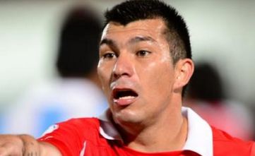 梅德尔（智利） 英文名:Gary Medel 生日:1987-8-3 身高:1.71 体重:74 位置:后卫 比赛信息 国家队出场次数/进球数：56次/5进球 曾效力俱乐部：博卡青年、塞维利亚 本赛季俱乐部出场数：出场35次/0进球