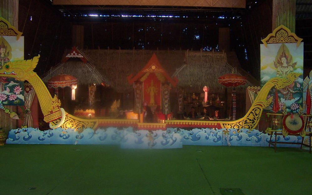 泰国村 The Thai Village 泰国村距离市中心约3公里，每天有两场泰国民俗表演，包括泰国传统舞蹈、手工艺、泰拳和大象表演等，午餐和晚餐都提供最纯正的泰国南部风味。另有传统采锡矿技巧示范及工艺品小店。你还有可能吃到免费的泰国小吃或参与放天灯活动。