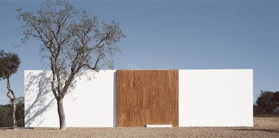 建筑师Aires mateus设计的这个简单的房子（Casa Barreira Antunes）位于葡萄牙。 详见http://smartwoodhouse.blogbus.com/logs/57578029.html