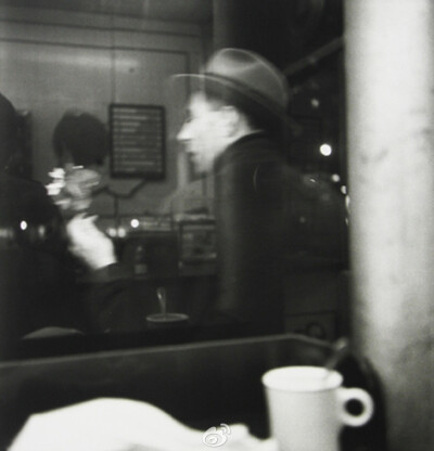 《咖啡厅，纽约，约1950年》，摄影：索尔·雷特