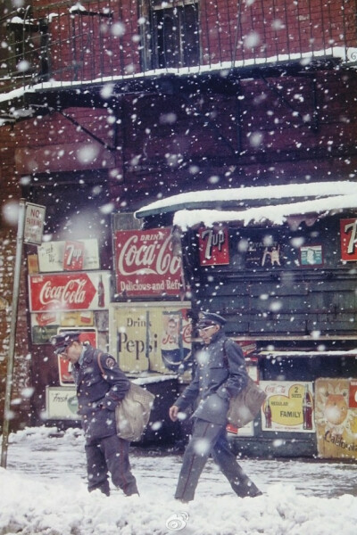 《邮递员，纽约，1952年》，摄影：索尔·雷特