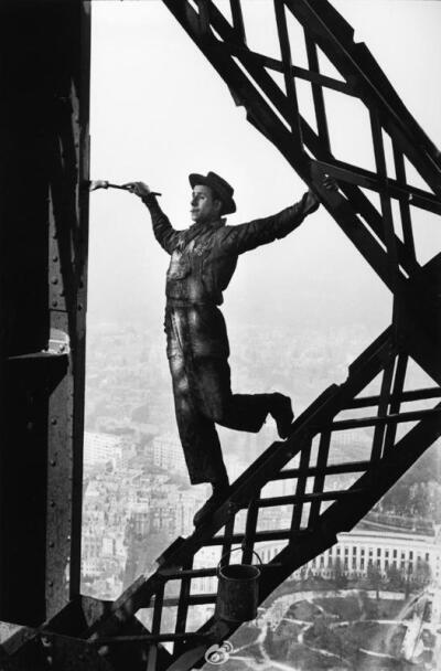 徕卡摄影100年：《埃菲尔铁塔粉刷工》，摄影：马克·吕布，摄于1953年。