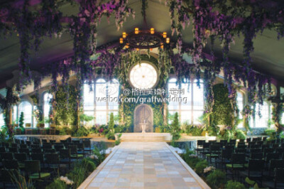 #格拉芙婚礼素材欣赏# 红毯尽头的圆窗为交换誓言创造了焦点。
