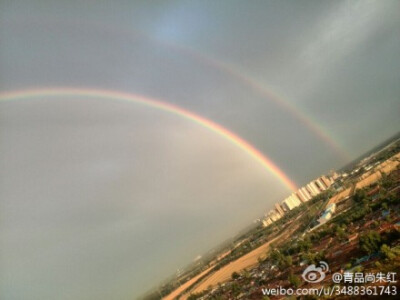 上午烈日炎炎，下午风吹雨打，傍晚出门就好像是秋天，路人都穿上了厚厚的外套，搭着清爽的短裤或裙装，不和谐的匆匆赶路。最好的是天空的彩虹，吸引不少人停下拍照。最近忧思过重，不小心就扭伤了脚，肿得像馒头。都…