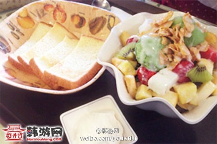 #韩国美食#【CAN MORE新鲜水果奶油沙冰店】 小编跟朋友买的是绿茶冰沙,价格是8,000韩元，上面有两块抹茶，还有多种水果！而且刚烤出的面包片抹上奶油，味道也很赞！店内装修很有特色，特备是座椅，是那种像秋千一样的摇摇椅，透过窗户还可以看到外面的风景→http://t.cn/RvGRkVr @奋斗在韩国