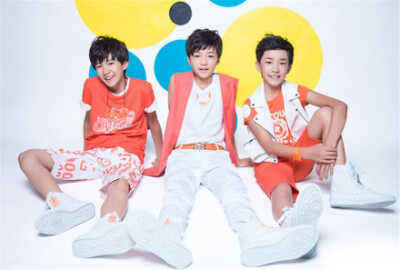 #TFBOYS# #heart#原来这套图的合照有那么多张的..........超喜欢这套图，张张都好看有没有，今天吃了小凯发的糖，做梦应该都是甜甜的，晚安啦！好梦