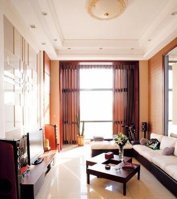 客厅的采光尤其重要。挑高客厅因挑高的落地窗带来一室的生气和活力。大大的玻璃窗把灿烂的阳光肆意撒满客厅，安静通透，温暖又明亮。