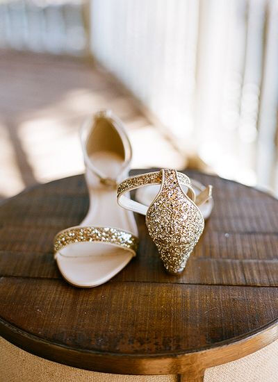 #金色婚鞋# #水晶婚鞋# 水晶婚鞋 闪闪惹人爱，极致优雅。gold glitter flats! | Melissa Schollaert #wedding。曦 @晨曦小径