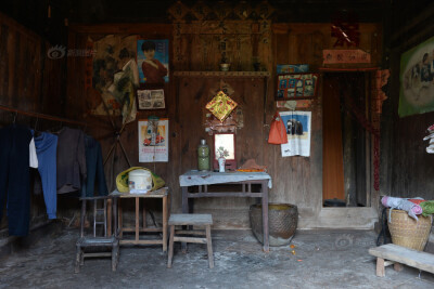 吉首市寨垅村，80岁的张顺岩家的堂屋，墙壁上的“天地国亲师”位都已变得模糊，相框里的老照片都是一家人的回忆。