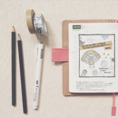 #手帳# 今天分享的也是hobonichi。这位博主貌似是四月才开始手帐的旅程呢，排版绘画什么的这么棒简直让我想哭啊～照片拍的也好好～看完她的ins被种草好几款胶带呢！@我们爱手帐_主编君 @手帐五人组