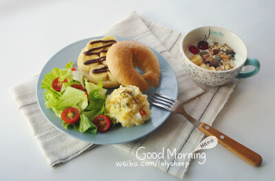 香蕉巧克力bagel，蔬菜沙拉，土豆泥，水果燕麦酸奶