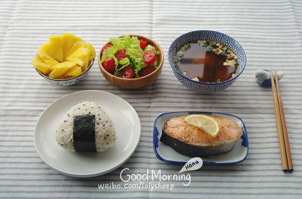 梅子饭团，煎鲑鱼，味增汤，蔬菜沙拉，菠萝