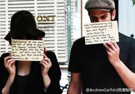 #AndewGarfield##EmmaStone#加菲和石头又一起出来举纸牌做好事了 我们在吃饭 看到外面有很多拿着相机的狗仔所以我们就想到再试一次. 我们不需要关注 但是这些组织需要 . Have a great day!