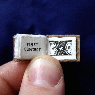 Evan Lorenzen 的迷你型的书设计，只有手指般的大小，非常迷你可爱，是世界上最小的书。